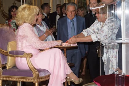 Lilita Carrió y Eduardo Eurnekian saludan a Chiquita.