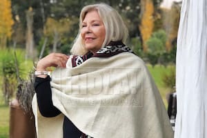 Lilita posa con poncho rústico con guarda criolla, una de las prendas estrellas de su marca