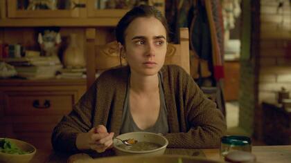 Lily Collins, como Ellen, la joven con problemas de anorexia