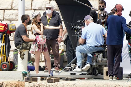 Lily Collins en el set de Emily en París, en St-Tropez
