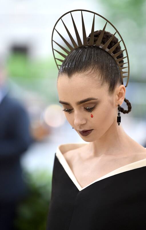 Lily Collins en la Met Gala