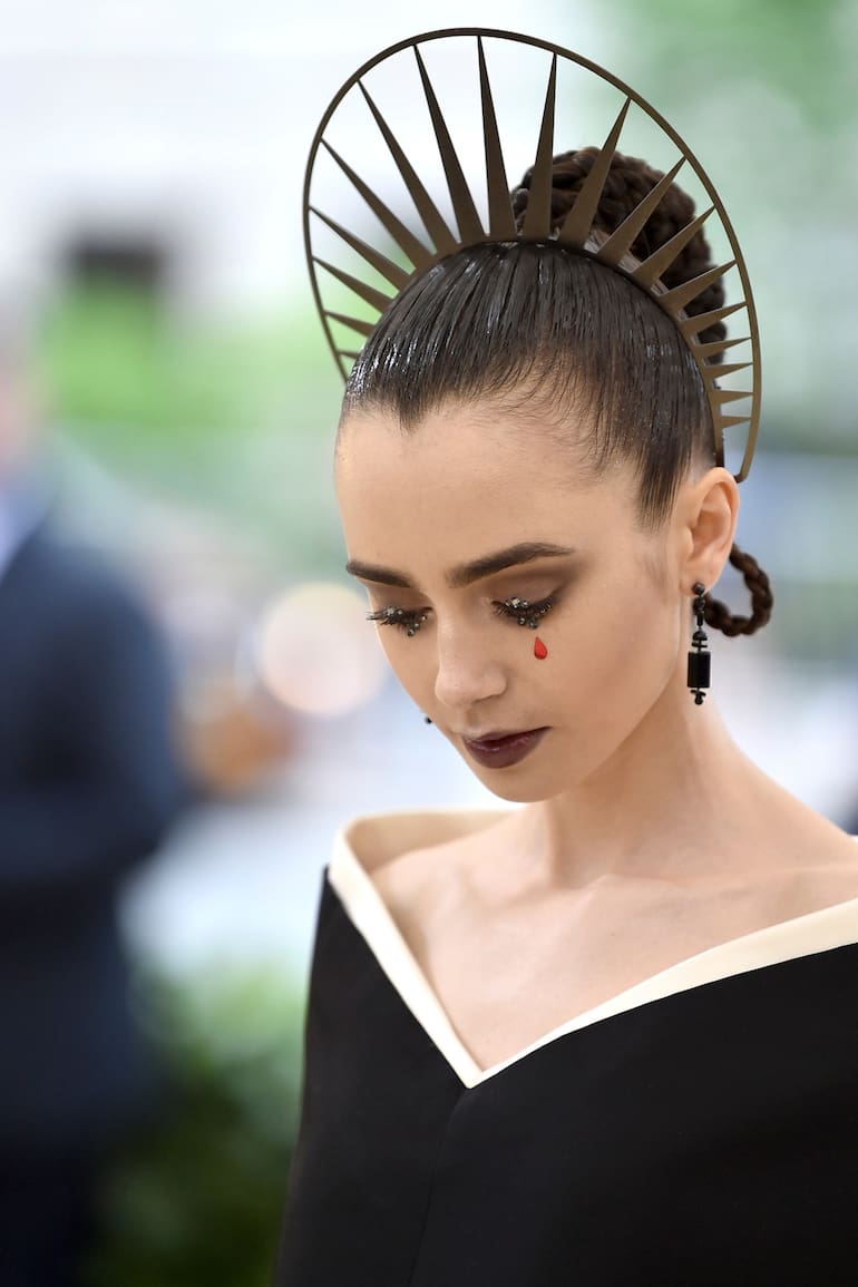 Lily Collins en la Met Gala
