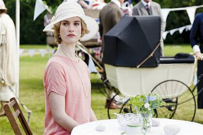 Lily James como Lady Rose, el papel que la hizo famosa en Downton Abbey