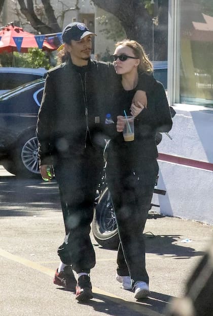 Lily-Rose Depp junto a su nuevo novio, el rapero francés Yassine Stein