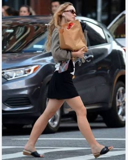 Lily-Rose Depp, una de las famosas que no duda en adherir al chinela-core