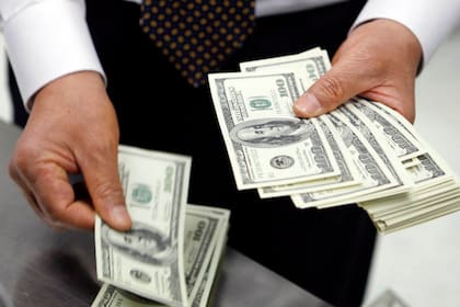 Limitan la compra de dólares a 10 mil por mes para personas físicas