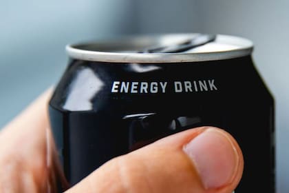 Limitar la ingesta de cafeína y otros estimulantes es crucial para mejorar la calidad del sueño