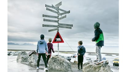 LÍMITES CLAROS. A tres horas de vuelo desde Oslo, el oso es símbolo del lugar y principal amenaza. Por eso los habitantes salen armados apenas cruzan los límites del pueblo