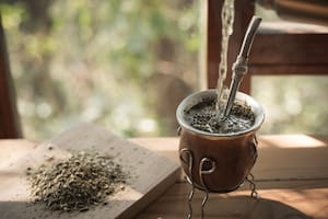 Limón, bicarbonato de sodio y vinagre, las tres opciones para quitar las manchas de mate de la ropa