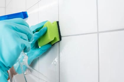 Limpiar la junta de los azulejos le dará un aspecto higiénico a la casa