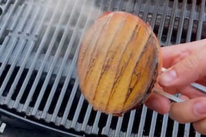 Limpiar la parrilla con una cebolla es un método tradicional (Foto: @soycienciaycocina)