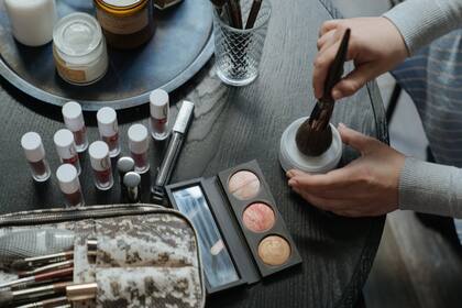 Limpiar la piel tras usar maquillaje es fundamental para la salud (Foto Pexels)