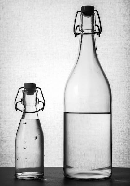 Limpiar la rejilla del baño o de la cocina con vinagre blanco impide que se acumulen bacterias, hongos y otros microorganismos