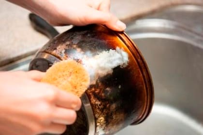 Limpiar ollas y sartenes quemadas es posible con este truco y usando ingredientes cotidianos