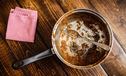 Limpiar una olla quemada es indispensable para cuidar al máximo este elemento de cocina