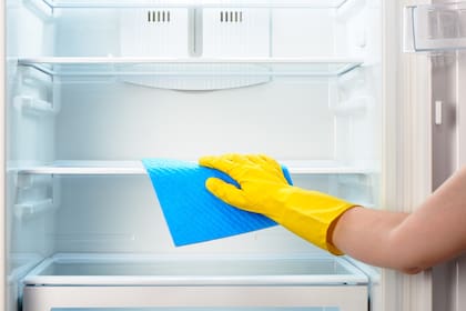El bicarbonato de sodio, naranja o limón, o vinagre blanco son algunos de los productos que se pueden usar para limpiar la heladera