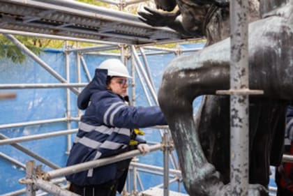 Limpieza manual y mecánica, cepillado y enjuague para la obra de Rogelio Yrurtia inaugurada en julio de 1926