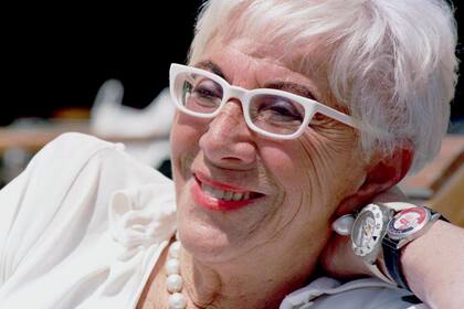Lina Wertmüller, con sus anteojos blancos marca registrada