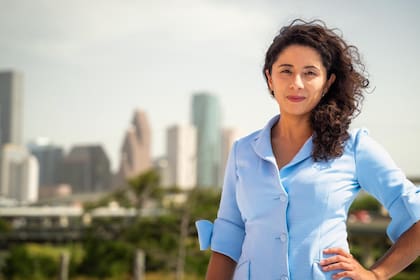 Lina Hidalgo se posiciona como una de las voces más críticas frente al gobernador Greg Abbott