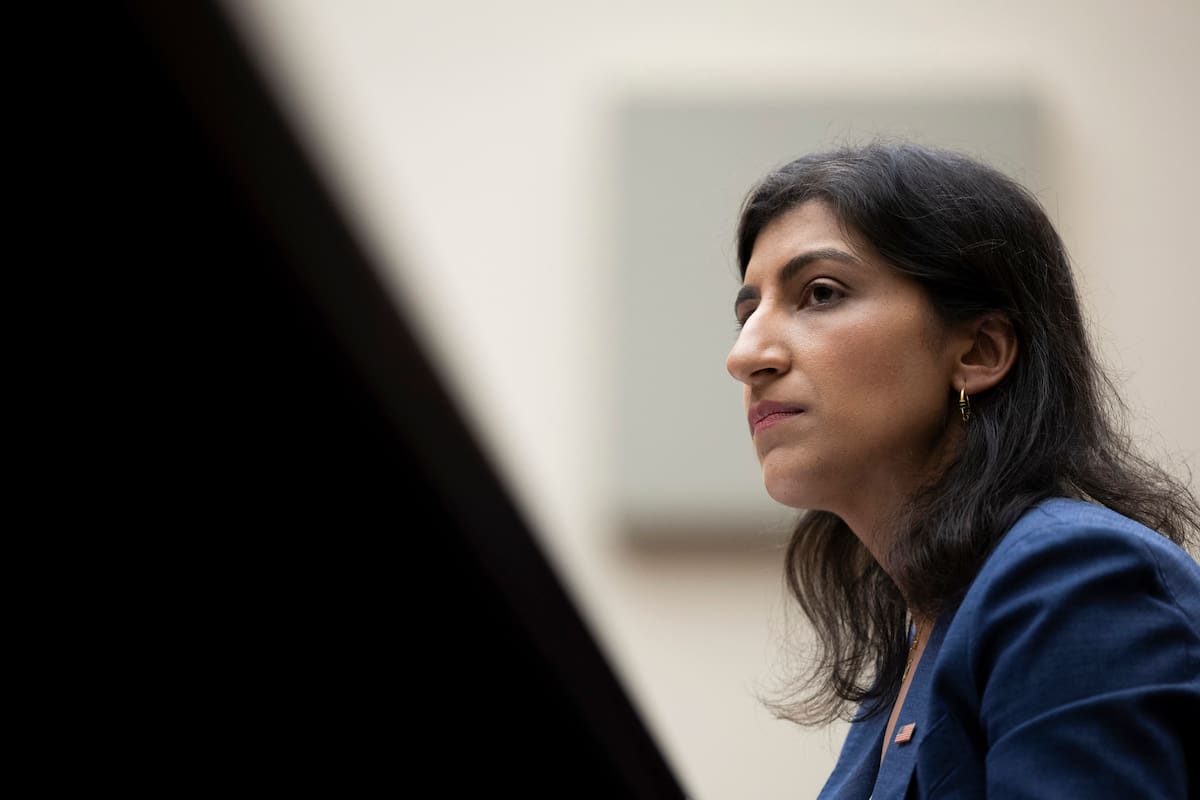 Lina Khan lidera el organismo regulador de EE.UU. que prohibió los acuerdos de "no competencia"