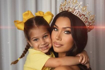 Lina Luaces, coronada Miss Cuba, compartió una imagen junto a su niña interior (Instagram/@linaluaces)