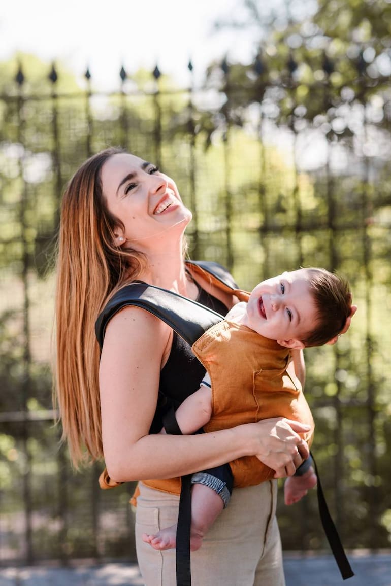 Lina Rivera conquista a sus seguidores en instagram con el porteo y las mochilas ergonómicas que vende.