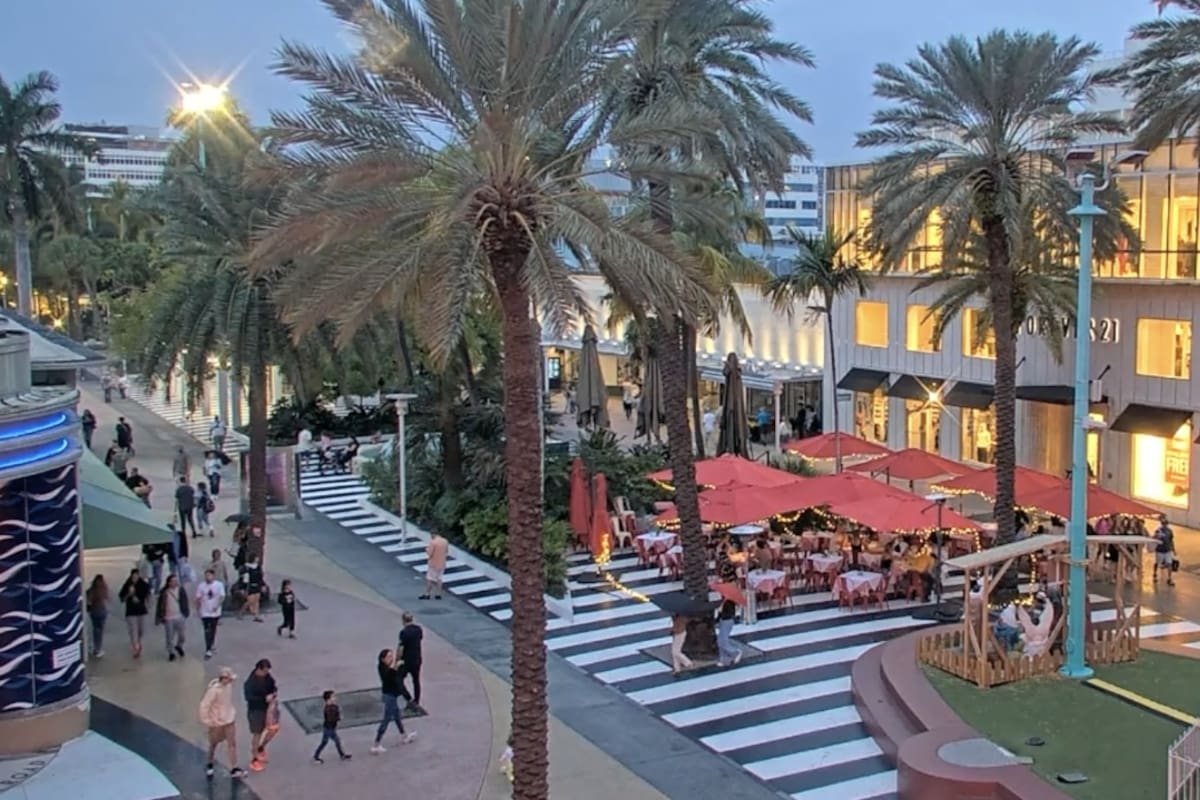 Lincoln Road es uno de los centros comerciales más concurridos en Miami, Florida