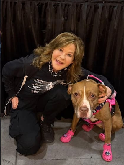 Linda Blair junto a uno de los perros de su fundación