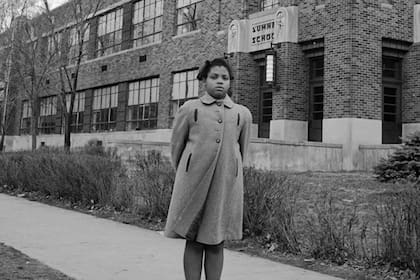 Linda Brown, la joven estudiante que impulsó el caso para que se logre la igualdad educativa para los afroamericanos. Fuente: Youtube