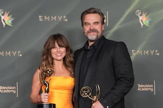 "Widow's Bay" domina con 8 Emmy en ceremonia no televisada y "The Pitt" se lleva 4
