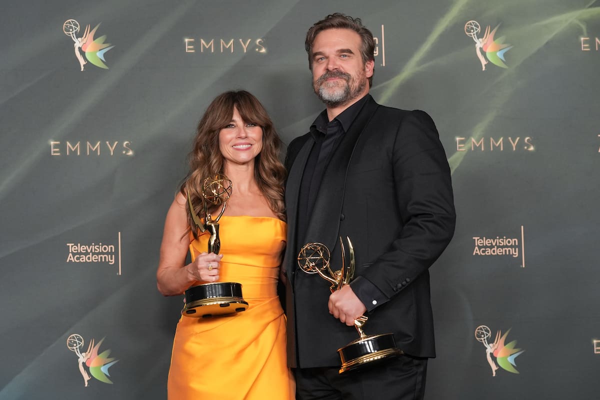 Linda Cardellini, izquierda, y David Harbour posan en la sala de prensa con los premios a la mejor a
