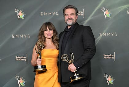 Linda Cardellini y David Harbour ganaron como mejores actores de reparto en una miniserie por su trabajo en DTF St. Louis