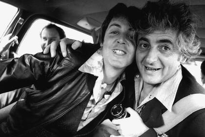Linda McCartney retrató a Paul con Harry en Los Ángeles, durante la gira Wings Over America de 1976