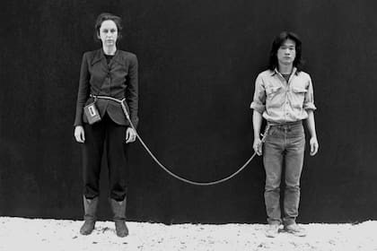 Linda Montano y Tehching Hsieh fueron quienes llevaron a cabo el experimento