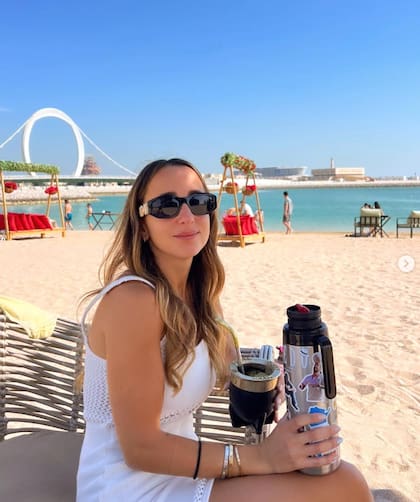 Linda Raff, en la previa del partido de la selección ante México, desde la playa y con termo y mate en mano