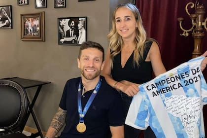 Linda Raff, esposa de Papu Gómez, mostró cómo prepara la indumentaria de toda la familia para ver el debut de su marido y la selección en Qatar