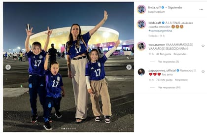 Linda Raff y sus hijos, alentando a "Papu" Gómez
