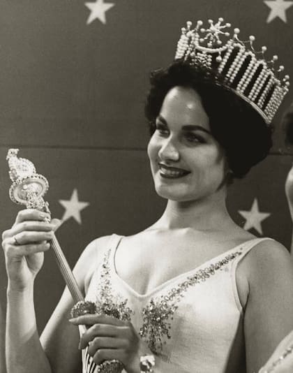 Linda se coronó en 1960 y fue la primera Miss en lograr durante una transmisión de televisión en vivo (Facebook/Universal Beauty Contest)