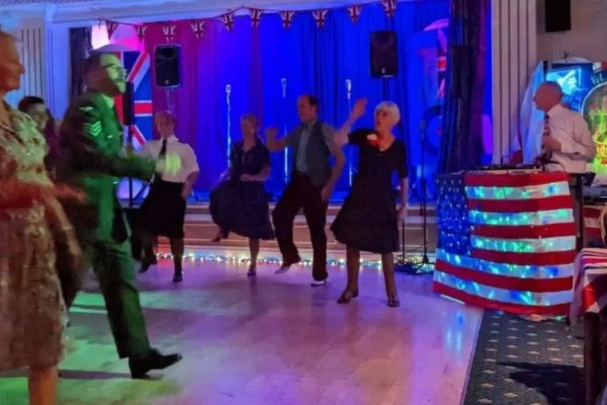 Linda Williams (derecha) bailó toda la noche junto a sus seres queridos