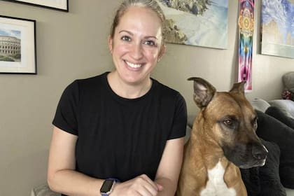 Lindsey Kee cambió su rutina diaria en el paseo con su perro (Foto: AP News)
