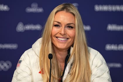 Lindsey Vonn sonríe durante una rueda de prensa del equipo de esquí alpino de Estados Unidos previo a los Juegos Olímpicos de Invierno, el martes 3 de febrero de 2026, en Cortina d'Ampezzo, Italia. (AP Foto/Fatima Shbair)