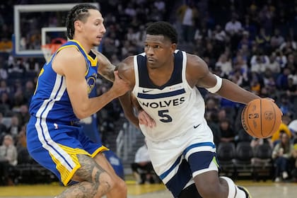 Lindy Waters III intenta limitar el avance de Anthony Edwards; Golden State Warriors visitará a Minnesota Timberwolves en la NBA.