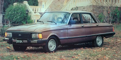 Línea 1982. Uno de los mayores restyling del modelo, que adoptaba nuevos elementos estéticos, y sumaba apoyacabezas y aire acondicionado