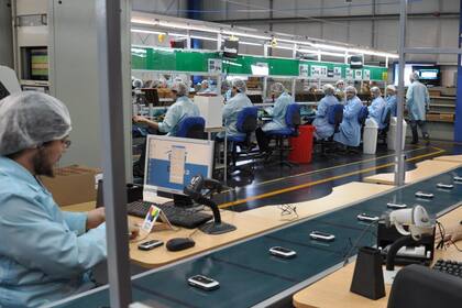Línea de producción de teléfonos celulares en Tierra del Fuego