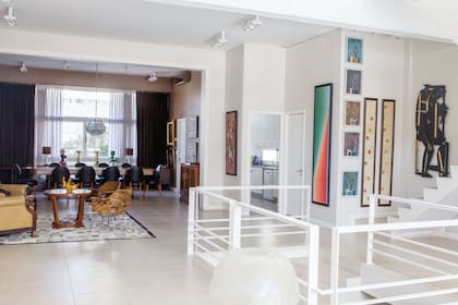 Líneas puras y la impronta moderna de la construcción ceden el protagonismo al mobiliario y a las obras de arte.