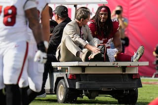 Linebacker All-Pro de los 49ers Fred Warner, fuera toda la temporada tras grave lesión de tobillo