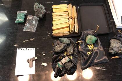 Lingotes de oro, esmeraldas, billeteras frías y pendrives incautados en uno de los allanamientos a Pietra Verdi