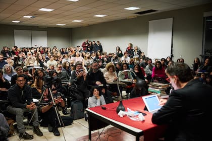 Link dio su clase a "aula llena" en Puan 480