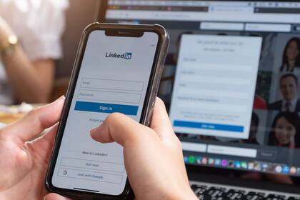 LinkedIn afirma ser el mayor cazatalentos del mundo, llenando una vacante laboral cada pocos segundos, y ahora busca crecer en otros terrenos