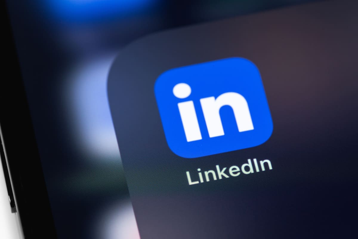 LinkedIn incorporó varias herramientas optimizadas por IA, pero su CEO considera que el factor humano sigue siendo fundamental